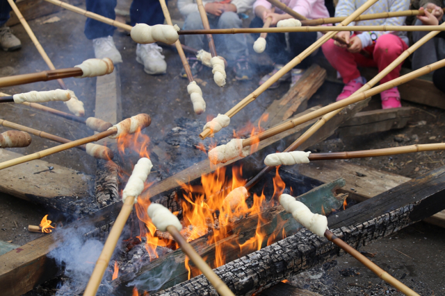「プレーパーク内でパン焼き体験。火に触れることが少ない都会の子供達にとって貴重な体験ができる場所です。」@羽根木公園