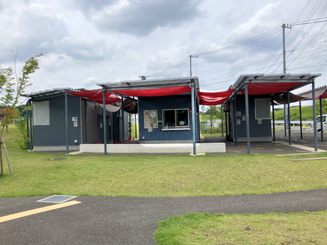 大和田水辺の丘公園 公園センターとトイレ