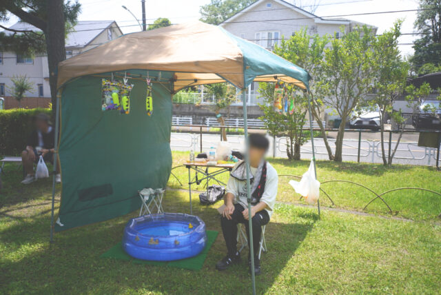 水鉄砲で遊ぶ子どもたち