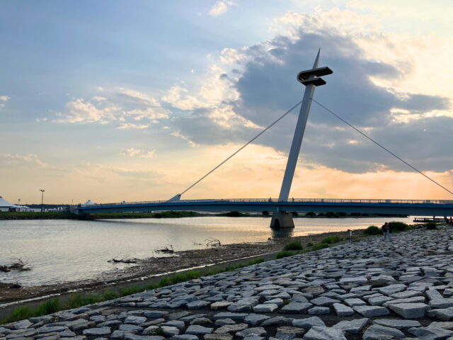 夕暮れ時、葛西渚橋と石畳の海岸