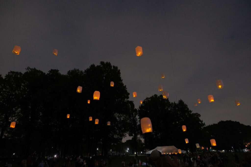 夜の公園を照らすランタン作りの様子